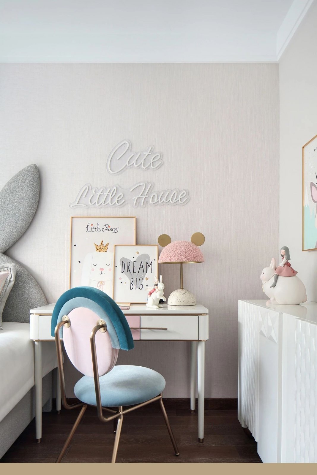 現(xiàn)代簡約風格室內設計家裝案例-書桌