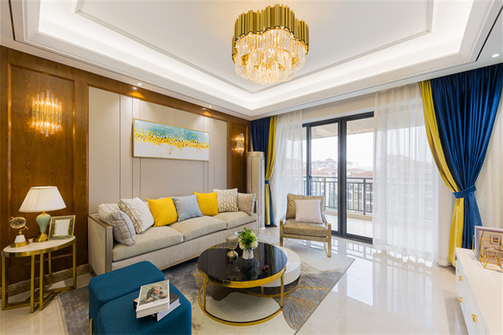 ?？谑兴募救A庭輕奢風(fēng)格三居室裝修案例